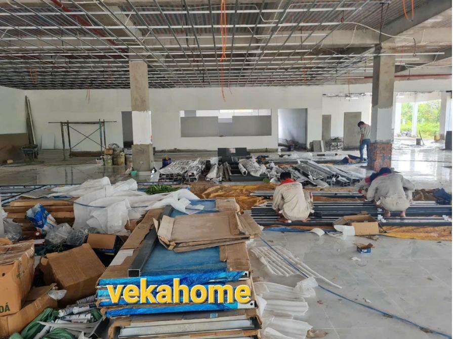 Hình ảnh công nhân của Veka Home đang thực hiện lắp đặt mặt dựng tại công trường