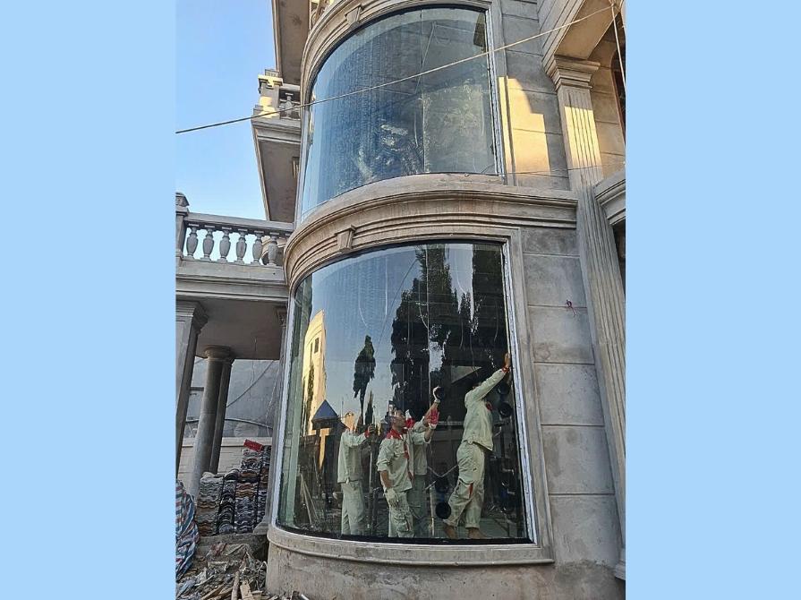 Công nhân của Veka Home đang lắp đặt sản phẩm tại công trình