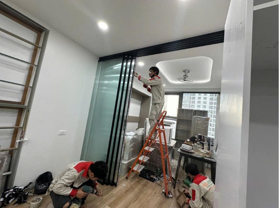 Hình ảnh công nhân của Veka Home đang lắp đặt tại công trình