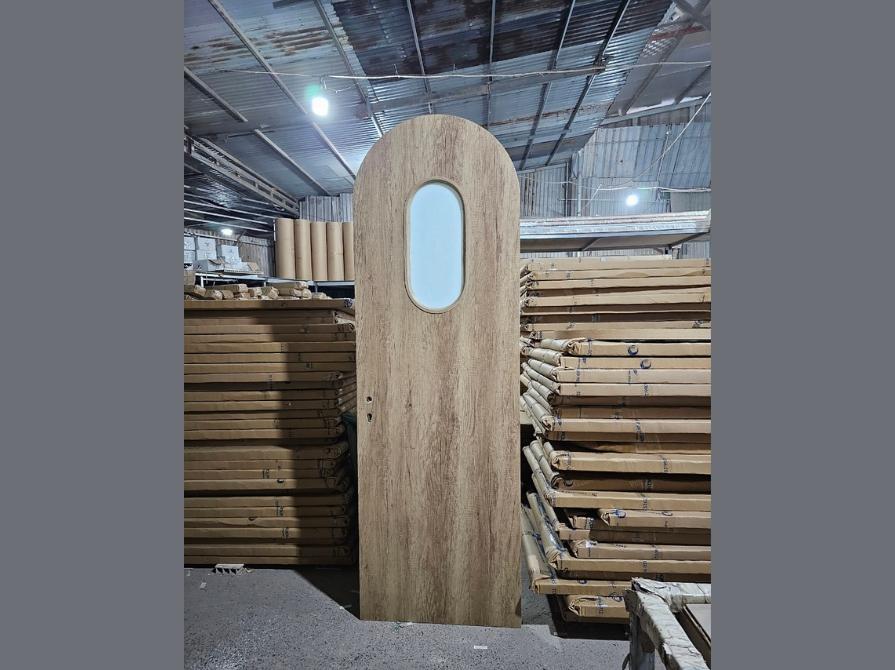 Hình ảnh cửa đang được sản xuất tại xưởng