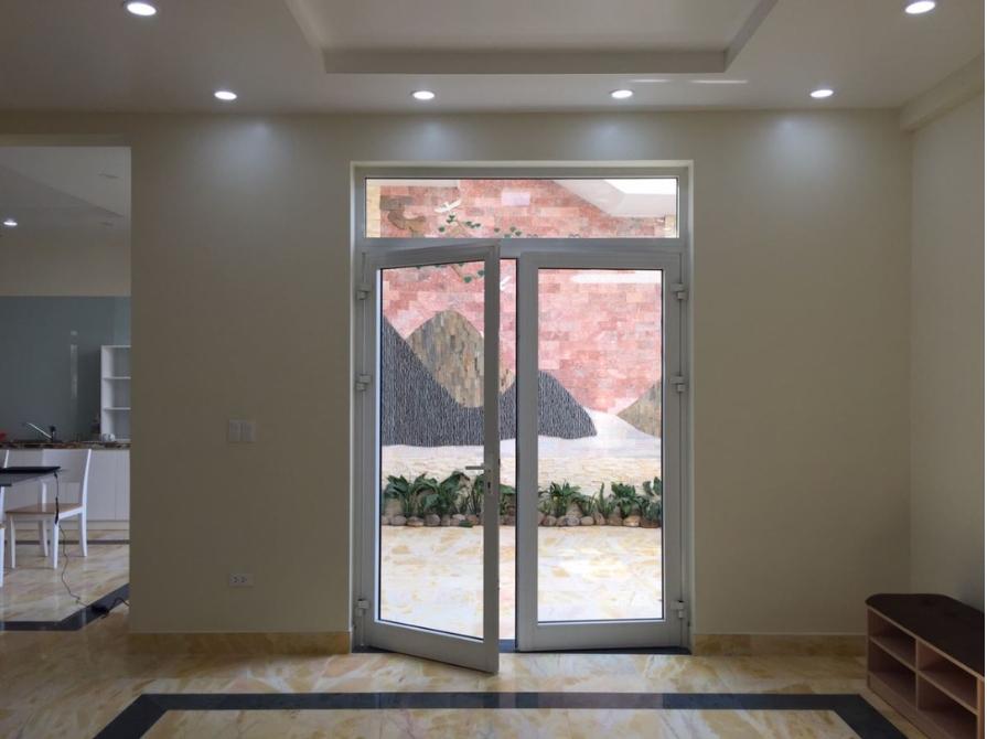 Hình ảnh cửa đi 2 cánh mở tại công trình nhà ở