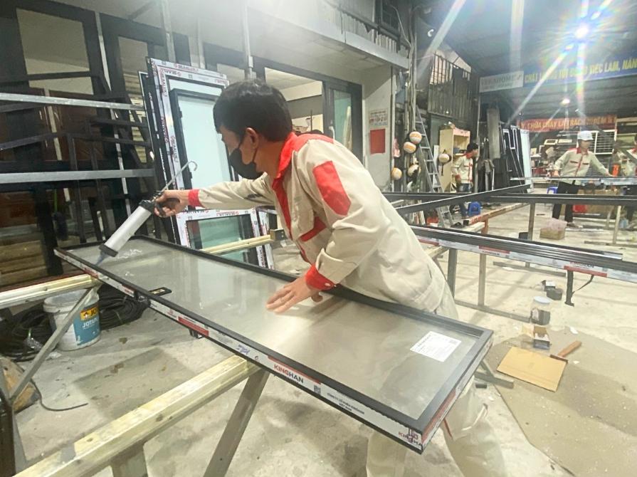 Hình ảnh công nhân đang sản xuất cửa tại xường