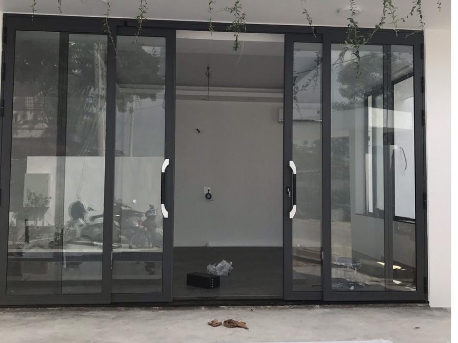 Sản phẩm cửa đi 4 cánh mở trượt đã hoàn thiện