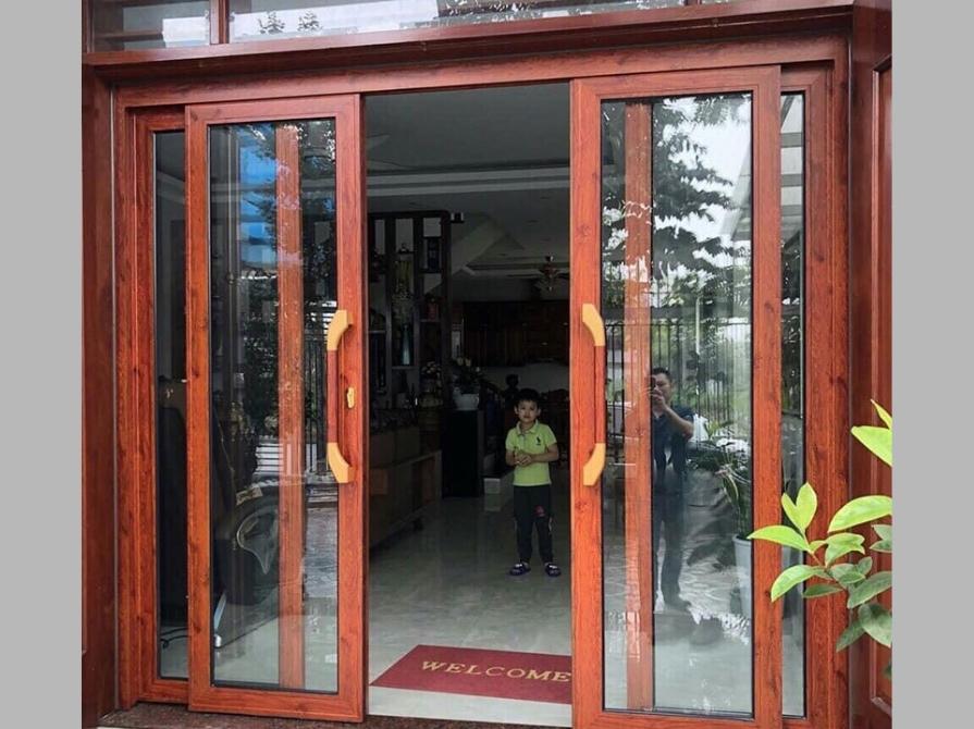Hình ảnh chủ nhà nghiệm thu sau khi đã lắp hoàn thành cửa chính trượt quay
