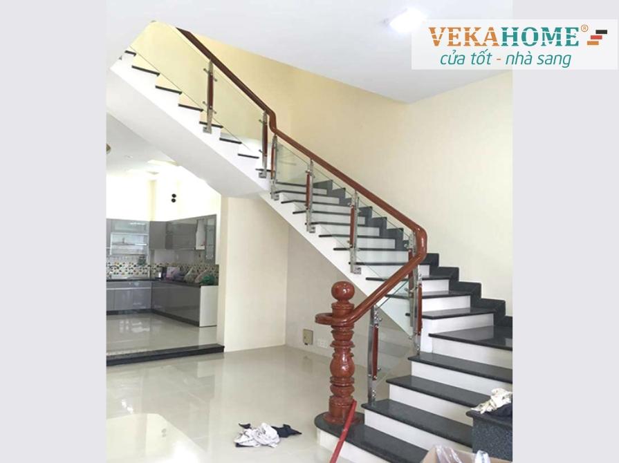 Hình ảnh lan can kính tay vịn gỗ