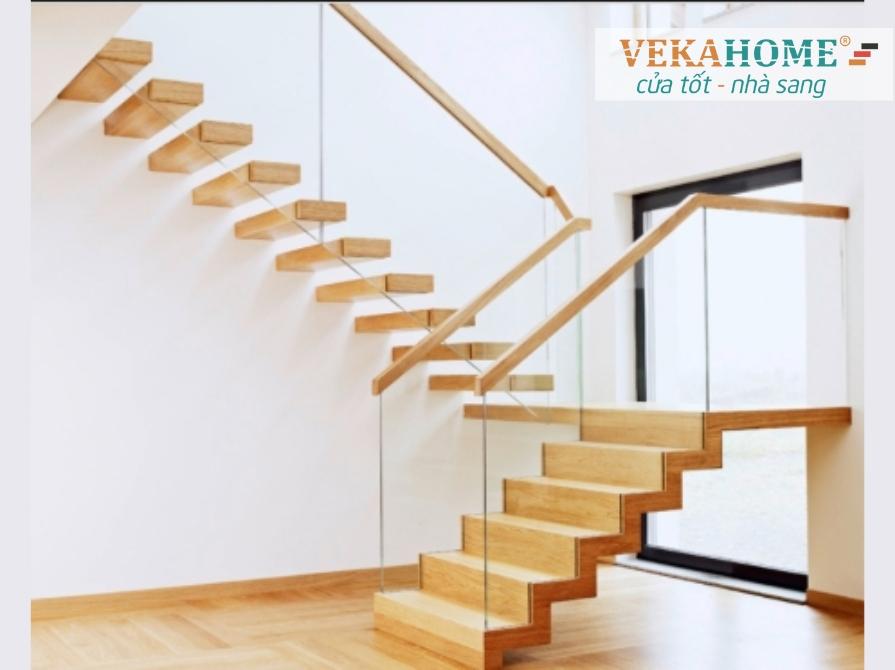 Hình ảnh lan can kính tay vịn gỗ