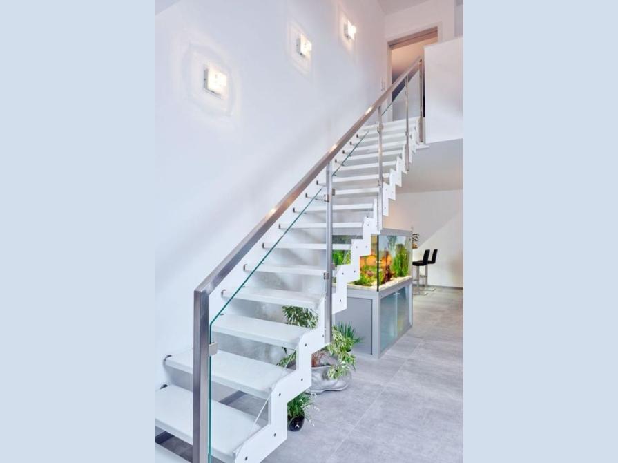 Hình ảnh tay vịn cầu thang kính