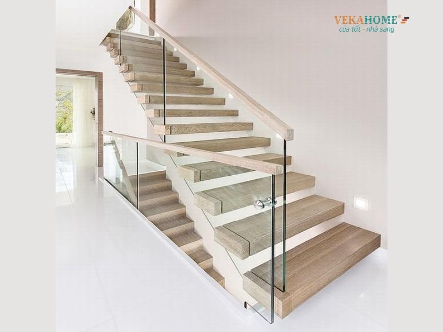 Hình ảnh công nhân của Veka Home đang thực hiện dự án lan can