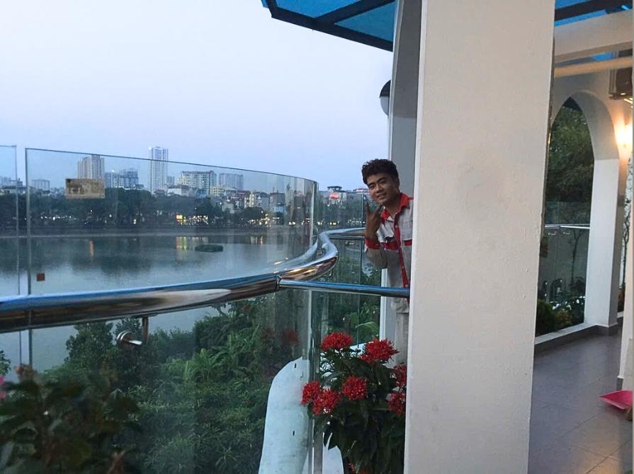 Hình ảnh công nhân của Veka Home đang thi hành lan can kính