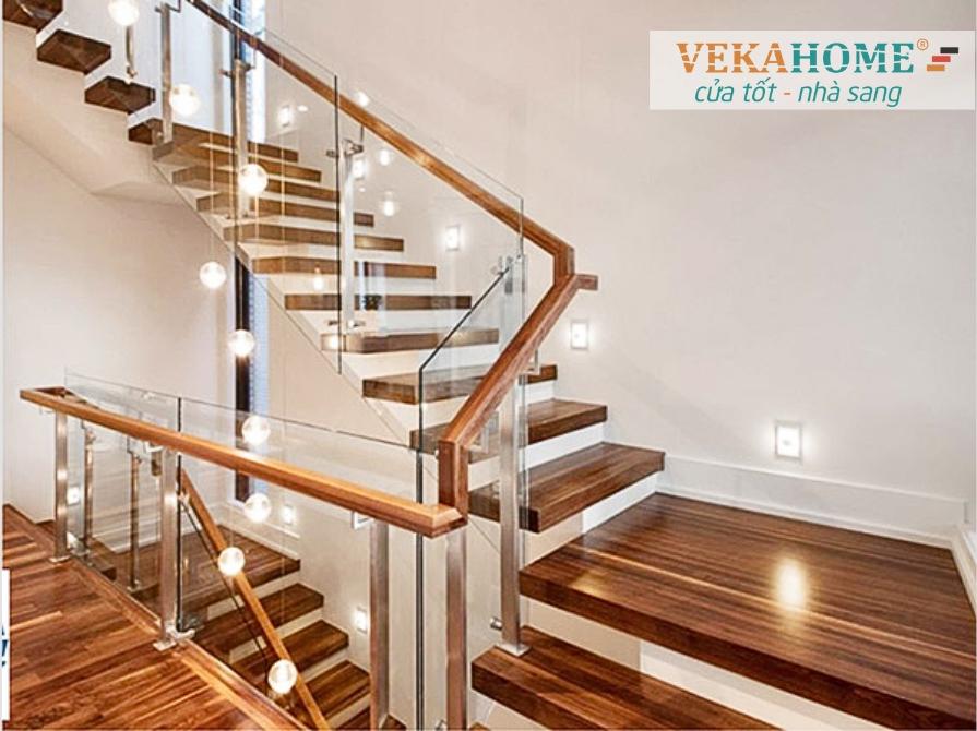 Hình ảnh lan can kính tay vịn gỗ