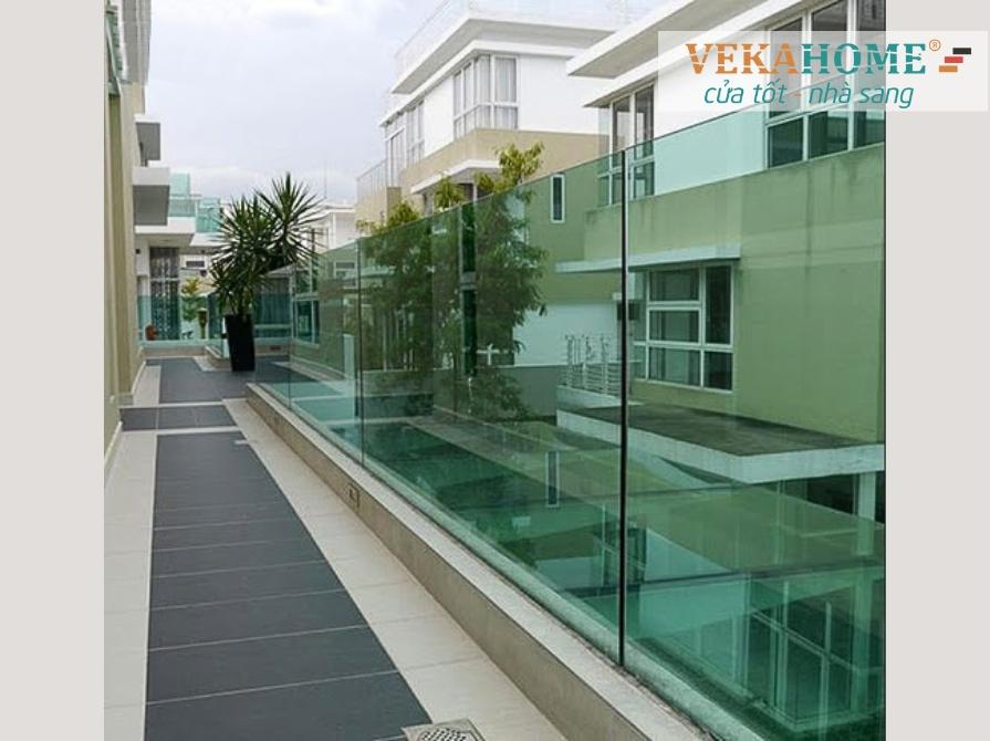 Mẫu lan can ban công kính cường lực đẹp