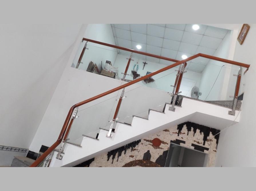 Hình ảnh tay vịn cầu thang kính