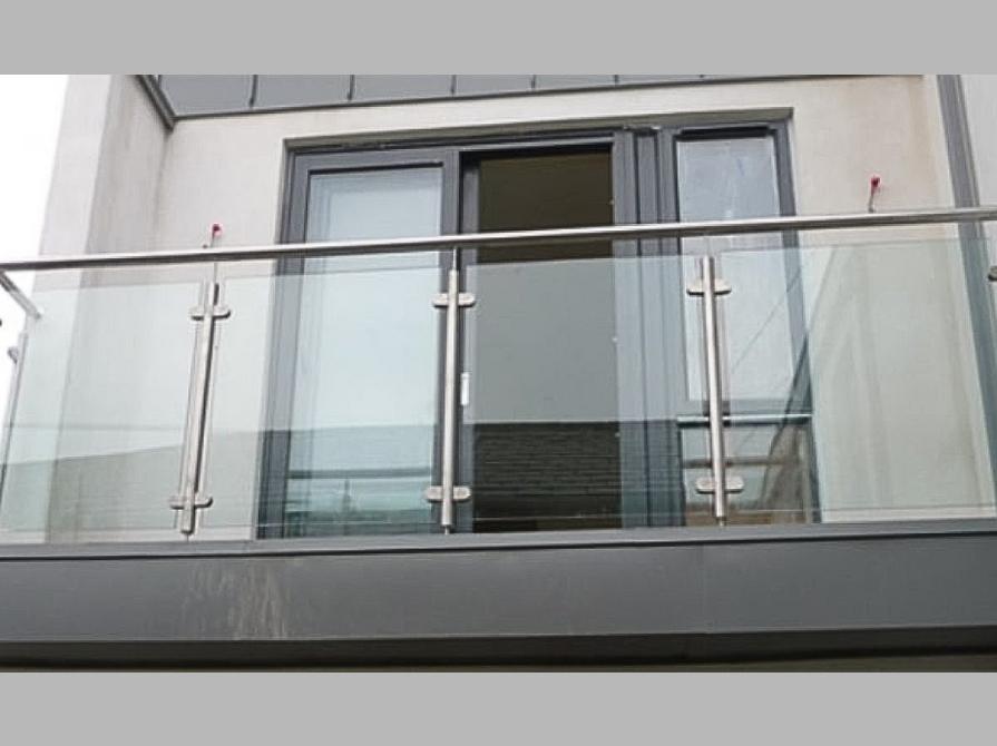 Hình ảnh lan can ban công không chân trụ