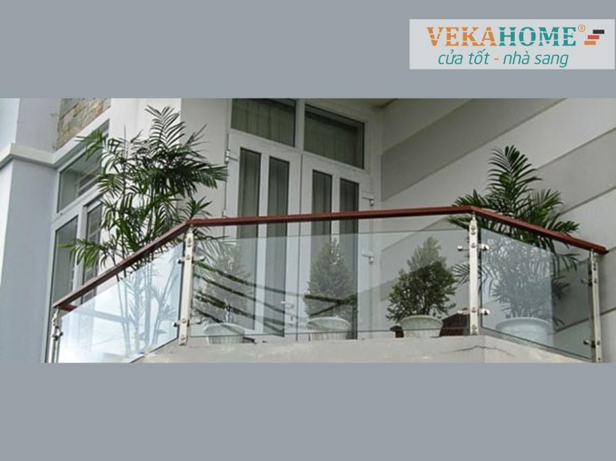 Hình ảnh lan can kính tay vịn gỗ