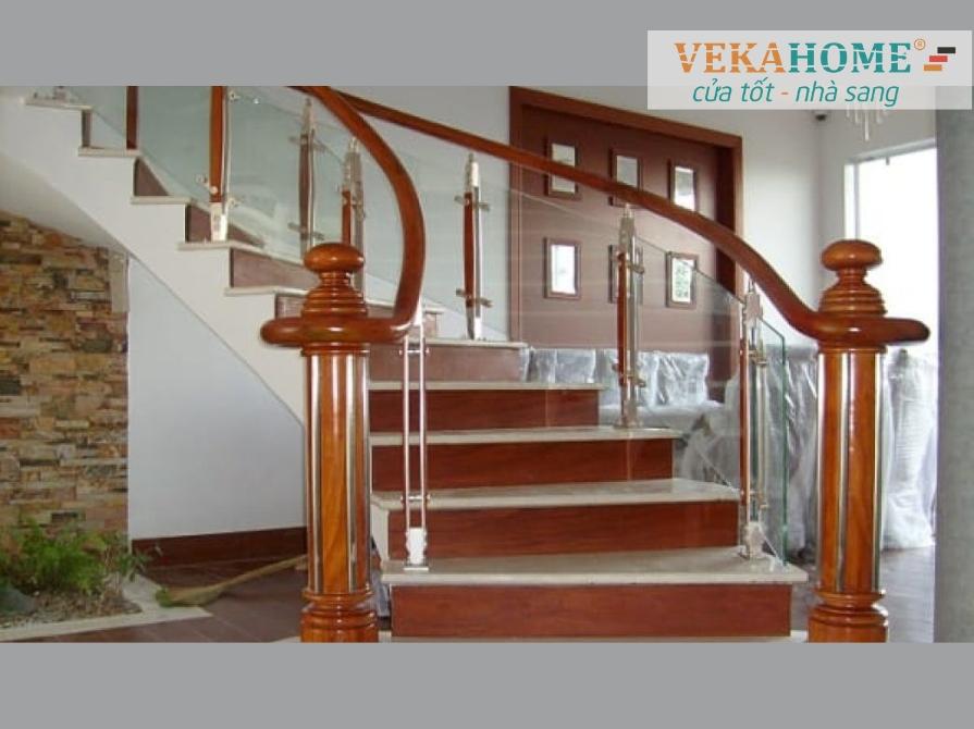 Hình ảnh lan can kính tay vịn gỗ